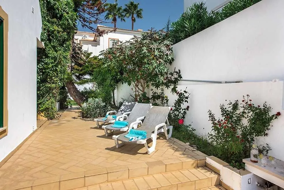 Villa Almanda - Spacious Villa Perfectly Located Between Albufeira Marina And The Old Town