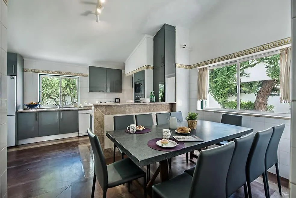 Villa Almanda - Spacious Villa Perfectly Located Between Albufeira Marina And The Old Town 0*,  Πορτογαλία